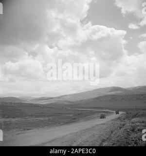 Israel 1948-1949: Unterwegs nach Jerusalem Beschreibung: Autos, die auf einer Straße durch die Berge fahren Datum: 1948 Ort: Israel Schlagwörter: Autos, Berge, Panoramas, Lastwagen, Wolken Stockfoto