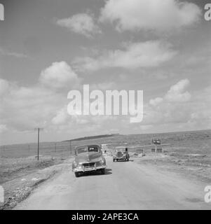 Israel 1948-1949: Unterwegs nach Jerusalem Beschreibung: Autos, die auf einer Straße in der Nähe einer Brücke fahren Datum: 1948 Ort: Israel Schlagwörter: Autos, Schilder, Brücken, Straßen Stockfoto