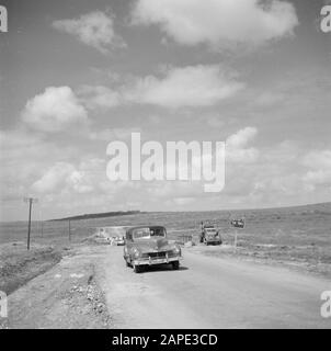 Israel 1948-1949: Unterwegs nach Jerusalem Beschreibung: Autos, die auf einer Straße in der Nähe einer Brücke fahren Datum: 1948 Ort: Israel Schlagwörter: Autos, Schilder, Brücken, Lastwagen, Straßen Stockfoto