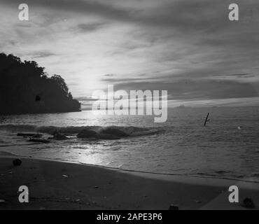 Versand der U-Brigade von Batavia nach Padang (3. Serie) Beschreibung: Abendstimmung auf dem Seeweg Datum: November 1946 Ort: Indonesien, Niederländische Ostindien, Padang, Sumatra Stockfoto