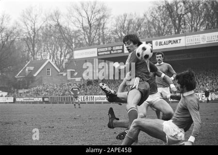 AZ 67 gegen FC Utrechter 2:1; Van Marwijk (stehend) im Duell mit Wildschut (FC Utrechter) Datum: 13. Februar 1977 Schlagwörter: Sport, Fußball-Institution Name: FC Utrechter Stockfoto
