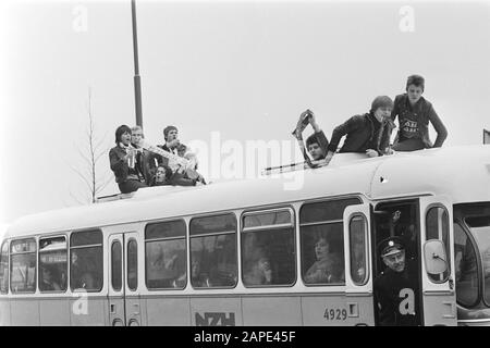 AZ 67 gegen den FC Utrechter 2-1; Utrechter Anhänger in und auf dem Bus Datum: 13. Februar 1977 Schlagwörter: Busse, Sport, Name der Fußballeinrichtung: FC Utrechter Stockfoto