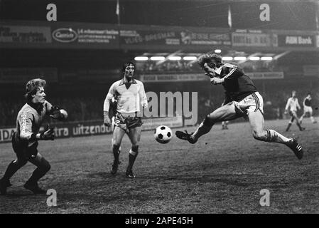 AZ 67 gegen FC Utrechter 2-0, (KNVB-Pokal); Jaan de Graaf wird Punkten, Torhüter van Breukelen, Utrechter Spieler Wilbret Datum: 13. Februar 1980 Ort: Utrechter Schlüsselwörter: Sport, Fußball Stockfoto