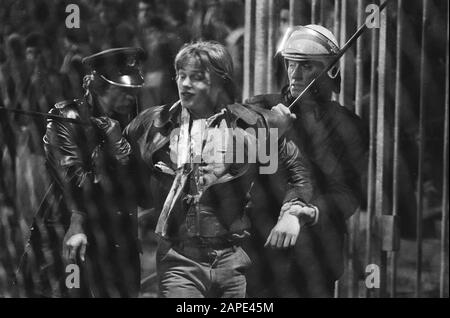 AZ 67 gegen FC Utrechter 1-0; Polizei führt Raddraaier wir Datum: 5. april 1980 Ort: Utrechter Schlüsselwörter: Polizei, Sport, Fußball Stockfoto