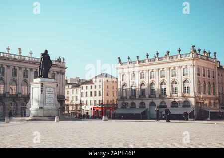 Nancy, FRANKREICH - 17. Januar 2020: Landschaftsaufnahme eines alten Platzes in Nancy, Frankreich mit dem Namen Place Stanislas. Stockfoto