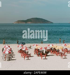 Rio DE JANEIRO, BRASILIEN - 17. Januar 2020: Menschen, die den Strand im brasilianischen Nitreói genießen. Stockfoto