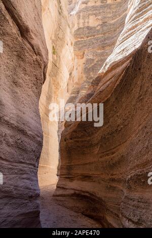 Sonniger Blick auf das berühmte Kascha Katuwe Tent Rocks National Monument in New Mexico Stockfoto