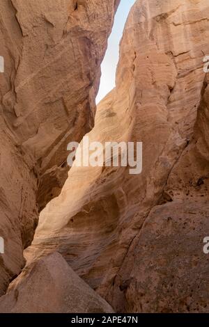 Sonniger Blick auf das berühmte Kascha Katuwe Tent Rocks National Monument in New Mexico Stockfoto