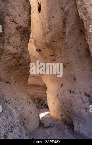 Sonniger Blick auf das berühmte Kascha Katuwe Tent Rocks National Monument in New Mexico Stockfoto