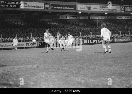 AZ'67 gegen den FC Utrechter 2:1 erzielte Jonker das 2. Tor für AZ, Utrechter Kapitän Van Hanegem, Datum: 29. November 1980 Standort: Alkmaar Schlüsselwörter: Sport, Fußball Persönlicher Name: Jonker Institutionenname: FC Utrechter Stockfoto