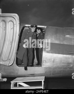 Ankunft des Prinzenpaares in Schiphol nach einem Besuch in Skandinavien. Prinz Bernhard verlässt Flugzeug Datum: 13. April 1946 Ort: Noord-Holland, Schiphol Schlüsselwörter: Ankünfte, Königshaus, Flugtickets, Fürsten, Flugplätze persönlicher Name: Bernhard, Fürst Stockfoto