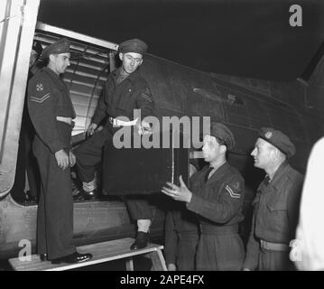 Ankunft des Prinzenpaares in Schiphol nach einem Besuch in Skandinavien. Koffer werden von Soldaten entladen Datum: 13. april 1946 Ort: Noord-Holland, Schiphol Schlüsselwörter: Ankünfte, Königshaus, Luftverkehr, Militär, Flughäfen Stockfoto