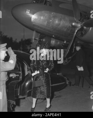 Ankunft des Prinzenpaares in Schiphol nach einem Besuch in Skandinavien. Prinzessin Juliana von Auto Datum: 13. april 1946 Ort: Noord-Holland, Schiphol Schlüsselwörter: Gespräche, Journalisten, Königshaus, Prinzessinnen persönlicher Name: Juliana, Prinzessin Stockfoto