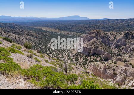 Sonniger Blick auf das berühmte Kascha Katuwe Tent Rocks National Monument in New Mexico Stockfoto