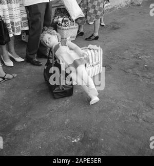 Israel 1964-1965: Haifa, Ankunft von Passagierschiffen Beschreibung: Gepäck (einschließlich einer lebensgroßen Spielzeugpuppe) des Reisenden E.J. Korvette (siehe auch Foto 255-2193) Anmerkung: Haifa ist eine Hafenstadt und ein Badeort in Nordisraelisch, auf dem nordöstlichsten Teil des Karmelgebirges und am Mittelmeer. 1945 startete ZIM Lines (Schiffahrtsgesellschaft) als Versender jüdischer Einwanderer in den neuen Staat Israel und wurde zu einer der weltweit größten Versandunternehmen mit Niederlassungen weltweit Datum: 1964 Standort: Haifa, Israel Schlagwörter: Gepäck, Land, Kais, Puppen, Reisende Stockfoto