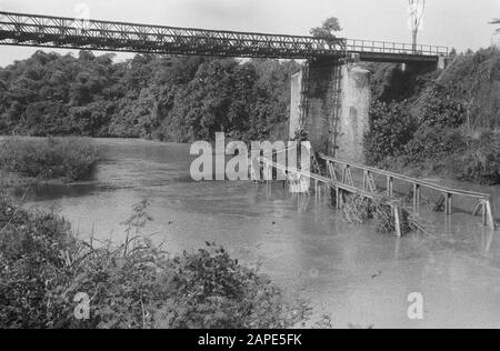 X Genie Veldcie in Tjikampek - Wadas Beschreibung: Bailey-Brücke über vorhandene Stützen. Der alte Brückenteil befindet sich im Fluss Datum: 20. Dezember 1947 Ort: Cikampek, Indonesien, Niederländisch-Ostindien, Wadas Stockfoto