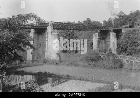 X Genie Veldcie in Tjikampek - Wadas Beschreibung: Bailey-Brücke über vorhandene Stützen Datum: 20. Dezember 1947 Ort: Cikampek, Indonesien, Niederländisch-Ostindien, Wadas Stockfoto