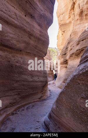 Sonniger Blick auf das berühmte Kascha Katuwe Tent Rocks National Monument in New Mexico Stockfoto