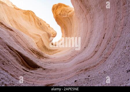 Sonniger Blick auf das berühmte Kascha Katuwe Tent Rocks National Monument in New Mexico Stockfoto