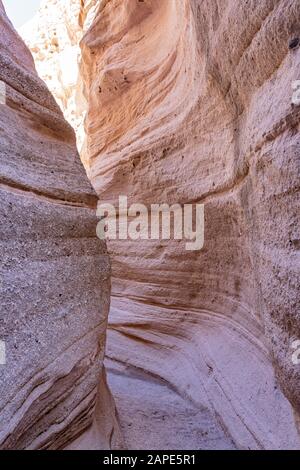 Sonniger Blick auf das berühmte Kascha Katuwe Tent Rocks National Monument in New Mexico Stockfoto