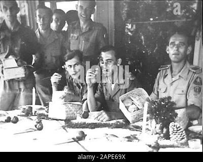 Dr. Mansuer in Medan (Wali Negara Sumatera Timoer); Weihnachtsfeier 3.4-i R.I. Cano-Plateau; Militärkrankenhaus; Blumen-Tribute bei Graves Beschreibung: Bandoeng: Auch im Militärherstellingsoord Amsterdam am Daroweg wurde eine fröhliche Weihnachtsfeier gefeiert. Neben dem NIWIN-Paket erhielten die erholenden Soldaten ein zusätzliches Paket, und dass sie sich in ihren Reihen befinden, beweisen das leuchtende Gesicht Datum: 25. Dezember 1947 Ort: Amsterdam, Bandung, Indonesien, Indonesien, Niederländische Ostindien Schlüsselwörter: Erholungsstätten, Weihnachtsfeier, Militär, Pakete, Feiern Stockfoto