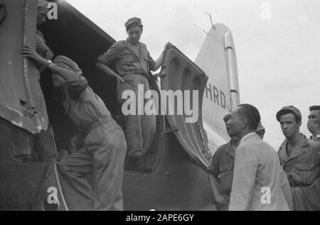 Banjoemas, Chinesische Kontrollkommission. Hafen von Tjilatjap. Waranedja Beschreibung: Banjoemas: Das chinesische Kontrollkomitee verlässt Dakota vom Flughafen Wirasaba nach einem Besuch in den Gebieten um Banyumas. Datum: 10.Oktober 1947 Ort: Indonesien, Niederländisch-Ostindien Stockfoto