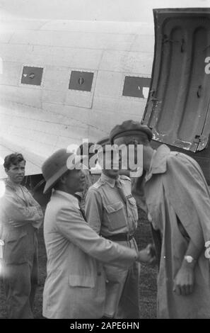 Banjoemas, Chinesische Kontrollkommission. Hafen von Tjilatjap. Waranedja Beschreibung: Banjoemas: Der chinesische Vizekonsul am Flughafen Wirasaba verabschiedet sich nach dem Besuch der Gebiete um Banjoemas von Leutnant De Vries vom Armeekontaktdienst. Anmerkung: Der Name des Vizekonsuls ist Chu Tsang Tung. Ebenfalls ausgestellt wird Kapitän Li Chen Hsiung Datum: 10. Oktober 1947 Ort: Indonesien, Niederländische Ostindien Stockfoto