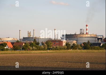 Öltanks in der Raffinerie Schwechat - Öltanks Stockfoto