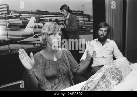 Barbara de Jong, nach der griechischen Gefangenschaft im Zusammenhang mit Verkehrsunfall zurück in den Niederlanden. Frau De Jong während der Pressekonferenz. Ihr Ehemann Annotation: Barbara de Jong-Hoogeveen hat Anfang Juli in Griechenland einen Verkehrsunfall verursacht, bei dem ein älterer Grieche starb. Sie wurde schließlich in Griechenland zu einer Bestechungsstrafe verurteilt, nach der sie zum niederländischen Datum gehen konnte: 17. August 1978 Ort: Noord-Holland, Schiphol Schlüsselwörter: Paare, Gefangene, Pressekonferenzen, Verkehrsunfälle Personenname: Jung, Barbara de Stockfoto