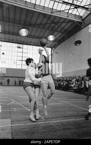 Basketball Ladies AMVJ vs. Blue Stars 63-62, Jetty Siebelinst versucht zu Punkten Datum: 16. Januar 1966 Schlüsselwörter: Basketball Institution Name: AMVJ Stockfoto