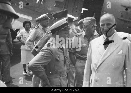 Ankunft von General Bodet Beschreibung: Batavia: Mit seinem Flugzeug traf eine C-47 Dakota bei Kemajoran, dem Chef der französischen Luftwaffe in Fernost, Brigadier- General Bodet und seinem Stab. Der General besucht Ned. East Indie auf Einladung des Armeekommandanten Luit. - Gen. S.H. Spoor und die C.M. L., Kol v.d. Eem. Mehrere Behörden waren zur Begrüßung anwesend. General Bodet im Gespräch mit dem französischen Generalkonsulat, Herr Raux Datum: 31. Mai 1948 Ort: Batavia, Indonesien, Jakarta, Niederländisch-Ostindien Stockfoto