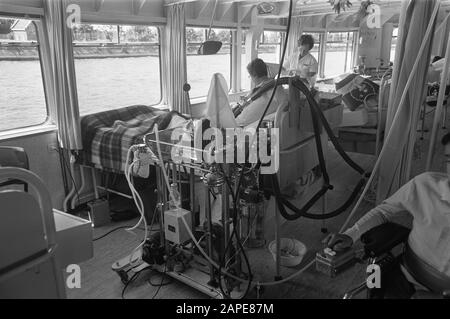 Das Rotkreuz-Schiff J. Henry Dunant macht eine Reise von einer Woche mit 42 Jugendlichen Patienten, hauptsächlich mit Atem- und Herzproblemen Beschreibung: Atemgeräte Datum: 14. Juli 1969 Schlüsselwörter: Atmung, Patienten, Schiffe Stockfoto
