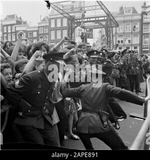 Beatles in den Niederlanden hatte die Polizei Schwierigkeiten, das öffentliche Datum zu kontrollieren: 5. Juni 1964 Ort: Amsterdam, Noord-Holland Schlüsselwörter: Fans, Polizei, Popgruppen, Name der öffentlichen Einrichtung: Beatles Stockfoto