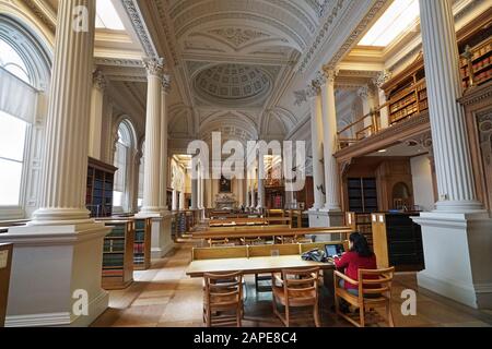 Toronto - JANUAR 2020: Das Innere der kunstvoll dekorierten viktorianischen Rechtsbibliothek in der Osgoode Hall. Stockfoto