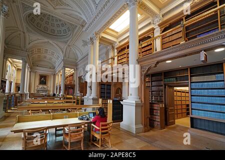 Toronto - JANUAR 2020: Das Innere der kunstvoll dekorierten viktorianischen Rechtsbibliothek in der Osgoode Hall. Stockfoto