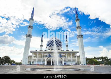 Die berühmte Blaue Moschee namens Masjid Sultan Salahuddin Abdul Aziz Shah in Shah Alam Selangor, Kuala Lumpur, Malaysia. Stockfoto