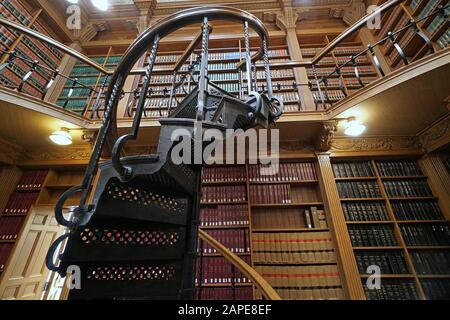 Toronto - JANUAR 2020: Das Innere der kunstvoll dekorierten viktorianischen Rechtsbibliothek in der Osgoode Hall. Stockfoto