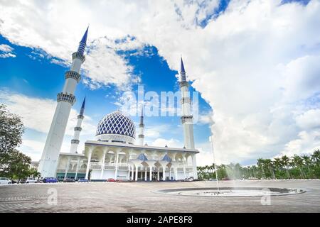 Die berühmte Blaue Moschee namens Masjid Sultan Salahuddin Abdul Aziz Shah in Shah Alam Selangor, Kuala Lumpur, Malaysia. Stockfoto