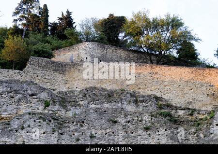 Panorama-Aufnahme einer hohen Steinmauer in und alten römischen Amphitheater in Colline Park Orange, Frankreich Stockfoto