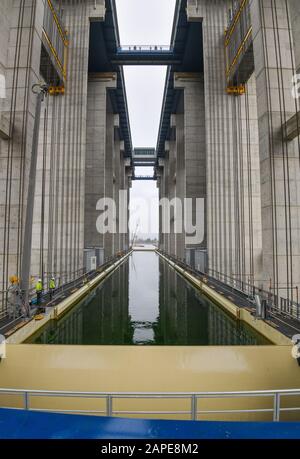 Niederfinow, Deutschland. Januar 2020. Der Schiffslift voller Wasser ist im neuen Schiffshebewerk zu sehen. Der Probebetrieb für den neuen Schiffshebewerk in Niederfinow (Barnim) wurde verzögert und soll erst im Sommer starten. Die Wasserstraßen- und Schifffahrtsverwaltung des Bundes baut seit 2009 in Niederfinow einen neuen Schiffshebezug, um das alte technische Denkmal an der Oder-Havel-Wasserstraße zu ersetzen, das aus dem Jahr 1934 stammt und als Nadelöhr auf der Wasserstraße von Berlin zur Ostsee gilt. Credit: Patrick Pleul / dpa-Zentralbild / ZB / dpa / Alamy Live News Stockfoto