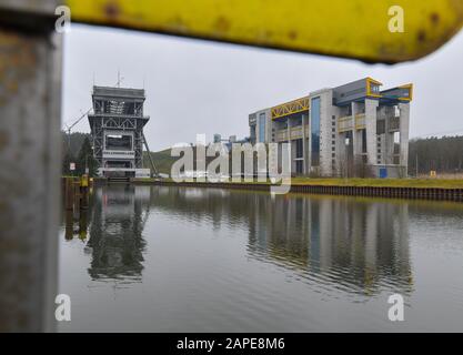 Niederfinow, Deutschland. Januar 2020. Blick auf die Baustelle des neuen Schiffshebers (r) und des alten Aufzugs. Der Probebetrieb für den neuen Schiffshebewerk in Niederfinow (Barnim) wurde verzögert und soll erst im Sommer starten. Die Wasserstraßen- und Schifffahrtsverwaltung des Bundes baut seit 2009 in Niederfinow einen neuen Schiffshebezug, um das alte technische Denkmal an der Oder-Havel-Wasserstraße zu ersetzen, das aus dem Jahr 1934 stammt und als Nadelöhr auf der Wasserstraße von Berlin zur Ostsee gilt. Credit: Patrick Pleul / dpa-Zentralbild / ZB / dpa / Alamy Live News Stockfoto