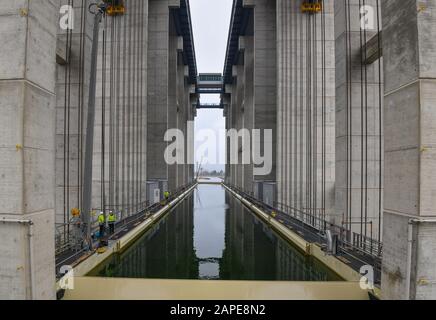 Niederfinow, Deutschland. Januar 2020. Der Schiffslift voller Wasser ist im neuen Schiffshebewerk zu sehen. Der Probebetrieb für den neuen Schiffshebewerk in Niederfinow (Barnim) wurde verzögert und soll erst im Sommer starten. Die Wasserstraßen- und Schifffahrtsverwaltung des Bundes baut seit 2009 in Niederfinow einen neuen Schiffshebezug, um das alte technische Denkmal an der Oder-Havel-Wasserstraße zu ersetzen, das aus dem Jahr 1934 stammt und als Nadelöhr auf der Wasserstraße von Berlin zur Ostsee gilt. Credit: Patrick Pleul / dpa-Zentralbild / ZB / dpa / Alamy Live News Stockfoto