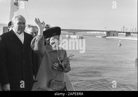 Beatrix eröffnet Hartelkanaal in Rotterdam-Europoort. Loco Bürgermeister J. G. van der Ploeg und Beatrix schauen über den Hartelkanaal Datum: 7. januar 1982 Ort: Rotterdam, Zuid-Holland Schlüsselwörter: Eröffnungen persönlicher Name: Beatrix, Königin Stockfoto