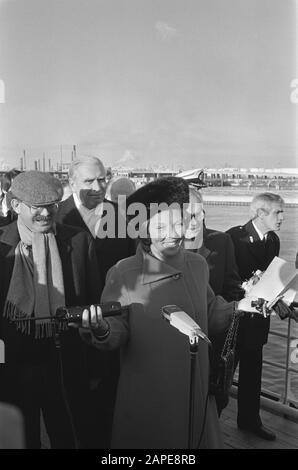 Beatrix eröffnet Hartelkanaal in Rotterdam-Europoort. Loco Bürgermeister J. G. van der Ploeg und Beatrix schauen über den Hartelkanaal Datum: 7. januar 1982 Ort: Rotterdam, Zuid-Holland Schlüsselwörter: Eröffnungen persönlicher Name: Beatrix, Königin Stockfoto