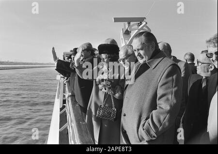 Beatrix eröffnet Hartelkanaal in Rotterdam-Europoort. Loco Bürgermeister J. G. van der Ploeg und Beatrix schauen über den Hartelkanaal Datum: 7. januar 1982 Ort: Rotterdam, Zuid-Holland Schlüsselwörter: Eröffnungen persönlicher Name: Beatrix, Königin Stockfoto