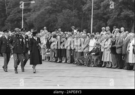 Beatrix erreicht in Nunspeet das Widerstands-Gedenkkreuz an die Truppen des Regiments Shock; Ihre Majestät bei der Inspektion der Schocktruppen Datum: 31. August 1982 Ort: Nunspeet Schlüsselwörter: Queens, Königshaus, Militär, vergibt persönlichen Namen: Beatrix, Königin Institutioneller Name: Regiment Stoottrops Prins Bernhard Stockfoto