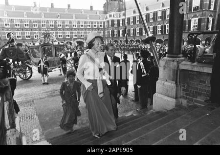 Prinsjesdag 1981 Beschreibung: Beatrix, begleitet von Claus, auf dem Weg in den Ridderzaal; im Hintergrund das goldene Kutschdatum: 15. September 1981 Ort: Den Haag, Zuid-Holland Schlagwörter: Binnenhof, Gouden Carriage, Königinnen, Prinzen Personenname: Beatrix, Prinzessin, Claus, Fürstlicher Institutioneller Name: Golden Carriage, Hall Stockfoto