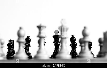 Selektive Fokusaufnahme von Schachfiguren auf dem Wildschwein in Graustufen Stockfoto