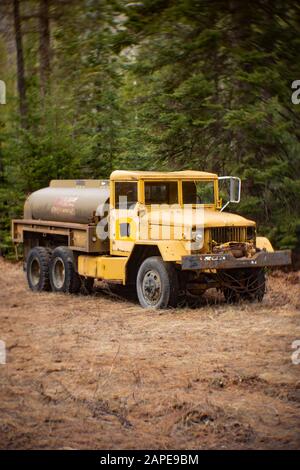 Ein US-Militärtransporter der Korea-Kriegszeit REO M35 6x6 2 1/2 Tonnen 6x6 In einem bewaldeten Gebiet von Noxon, Montana. Nach dem Ende des zweiten Weltkriegs gehen die USA Stockfoto