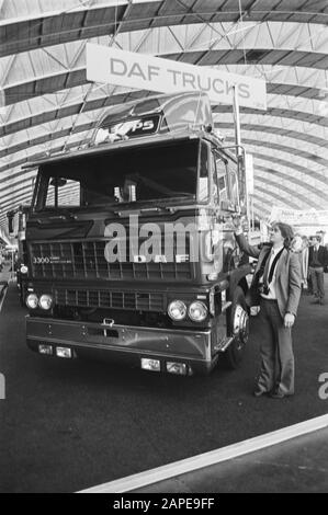 Firmenwagen RAI 82 im RAI Television Monitor als Rückspiegel und eine auf der Rückseite des Busses eingebaute Fernsehkamera. DAF 3300 Turbo Datum: 3. Februar 1982 Standort: Amsterdam, Noord-Holland Schlüsselwörter: Fernsehmonitore, Rückspiegel, Eröffnungeinstellungen Name: RAI Stockfoto